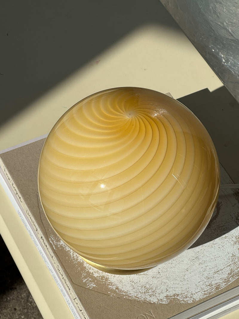 Murano Candy bordslampa gul swirl D:20 cm