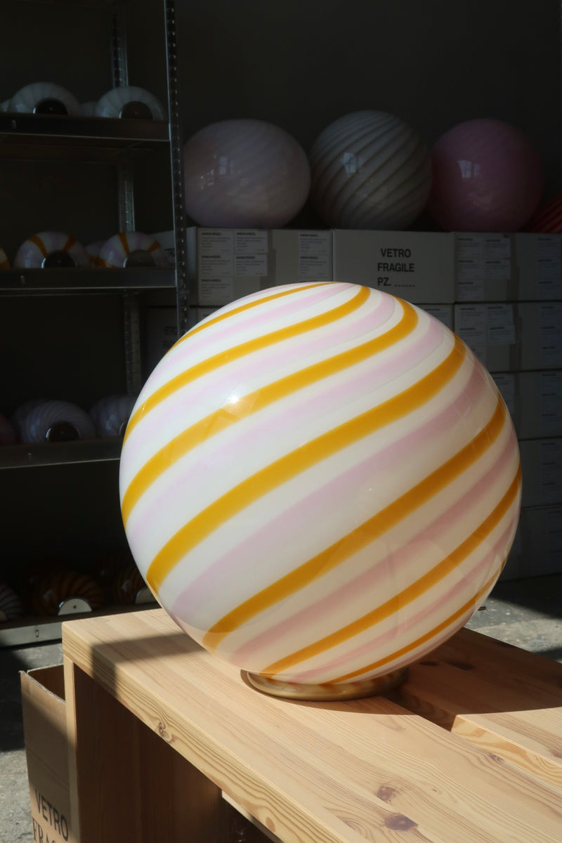Murano Candy golvlampa gul/ljusrosa swirl D:40 cm