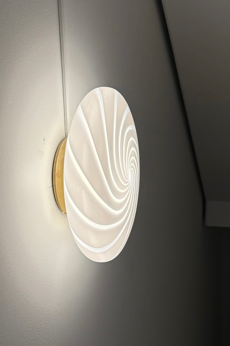 Italiensk Vetri Murano plafond loftlampe / væglampe i hvid opal glas med swirl.   Glasset er mundblæst af en af de mest anerkendte Murano Maestros på et familiedrevet værksted. Udarbejdet efter traditionsrige Murano glaspuster teknikker i en original form fra 1970'erne. Bagplade er håndformet i messing og ligeledes produceret i Italien på et familiedrevet metalkunstværksted. GX53 fatning.  D:30 cm H:11 cm
