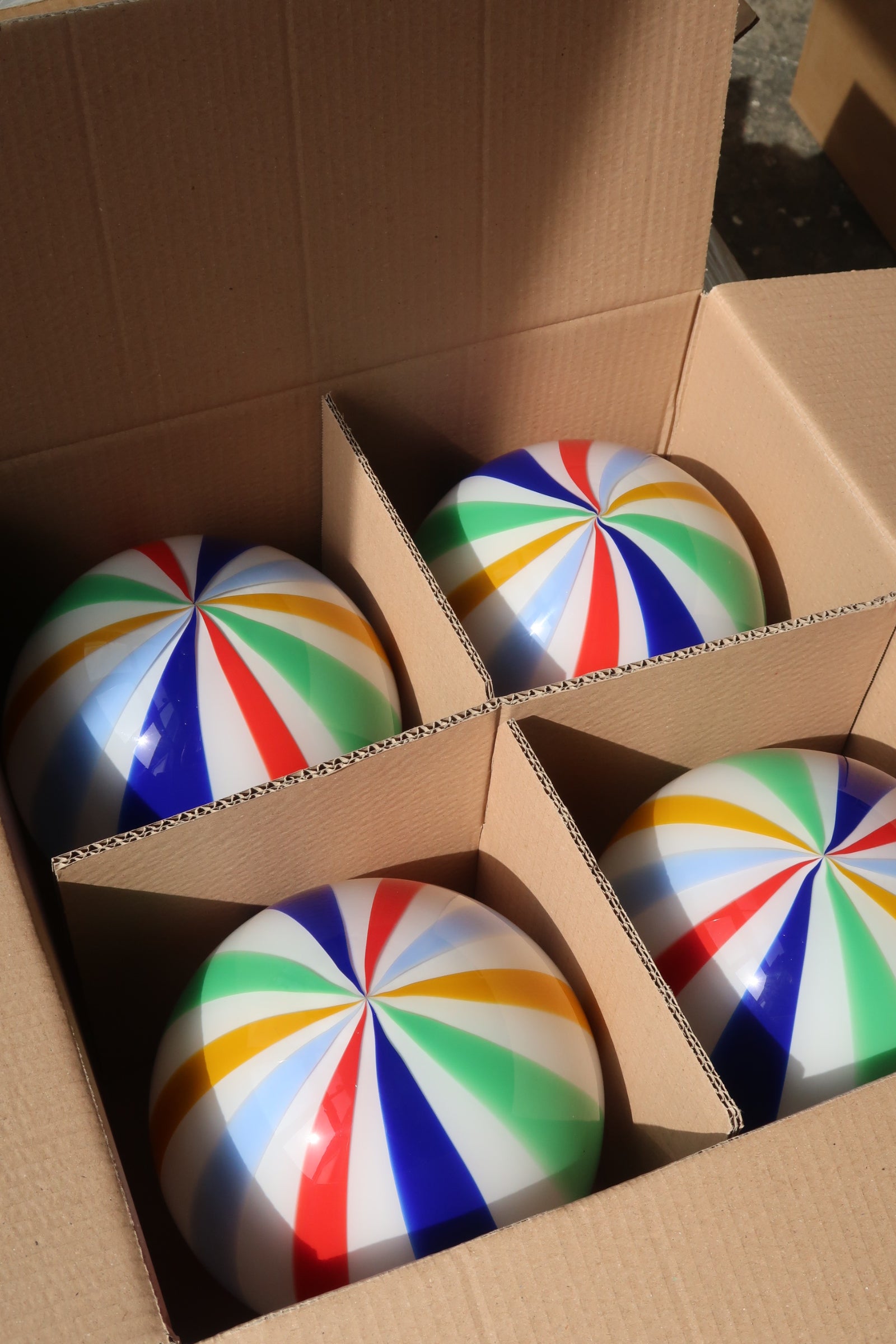 Ny Murano Candy tivoli pendel loftlampe med striber i rød, blå, gul, lyseblå og mørkeblå. Mundblæst glas i rund form med vertikale striber. E27 fatning. Kommer med justerbart ophæng