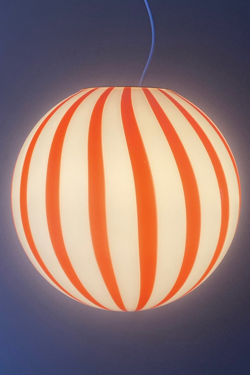 Ny Murano candy pendel loftlampe i en bolsje kombination af rød og hvid. Mundblæst glas i rund form med vertikale striber. E27 fatning. Kommer med justerbart messingbelagt ophæng samt transparent ledning.  Håndlavet i Italien.  D:40 cm