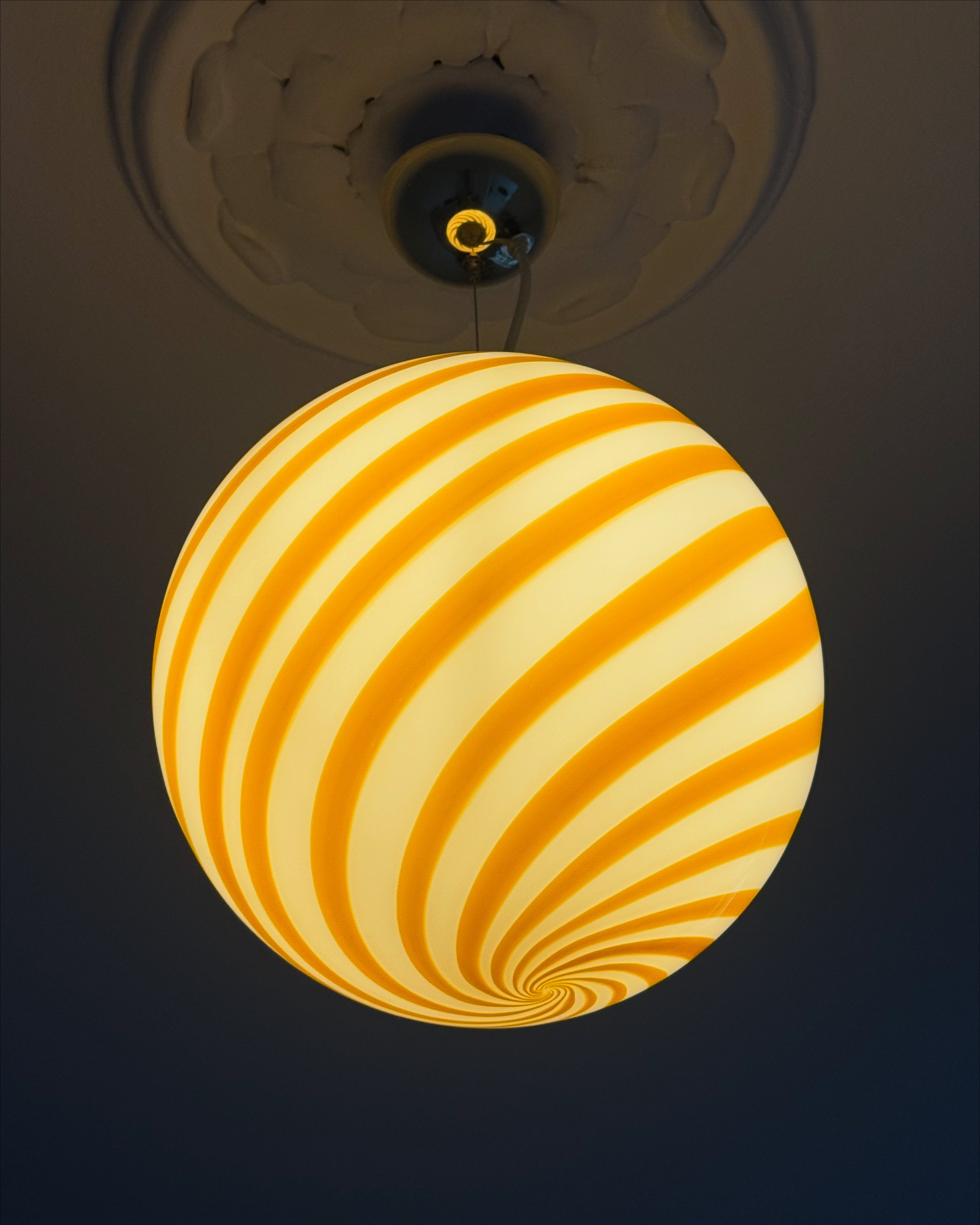 Murano Candy pendel gul/vitt swirl D:30 cm