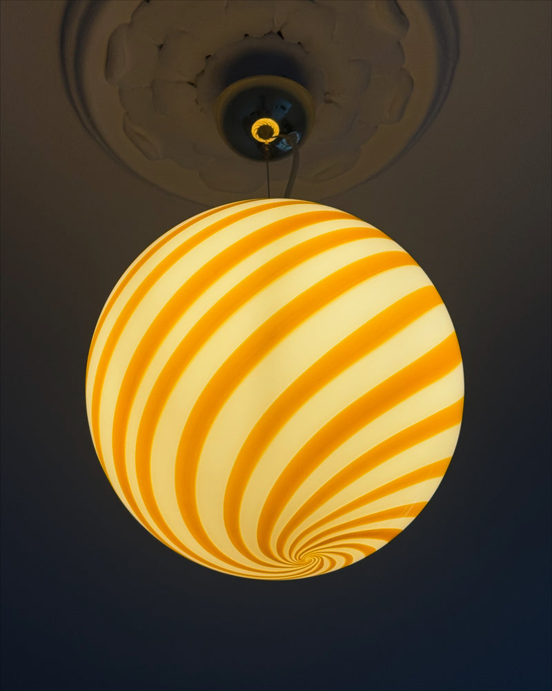 Murano Candy pendel gul/vitt swirl D:30 cm