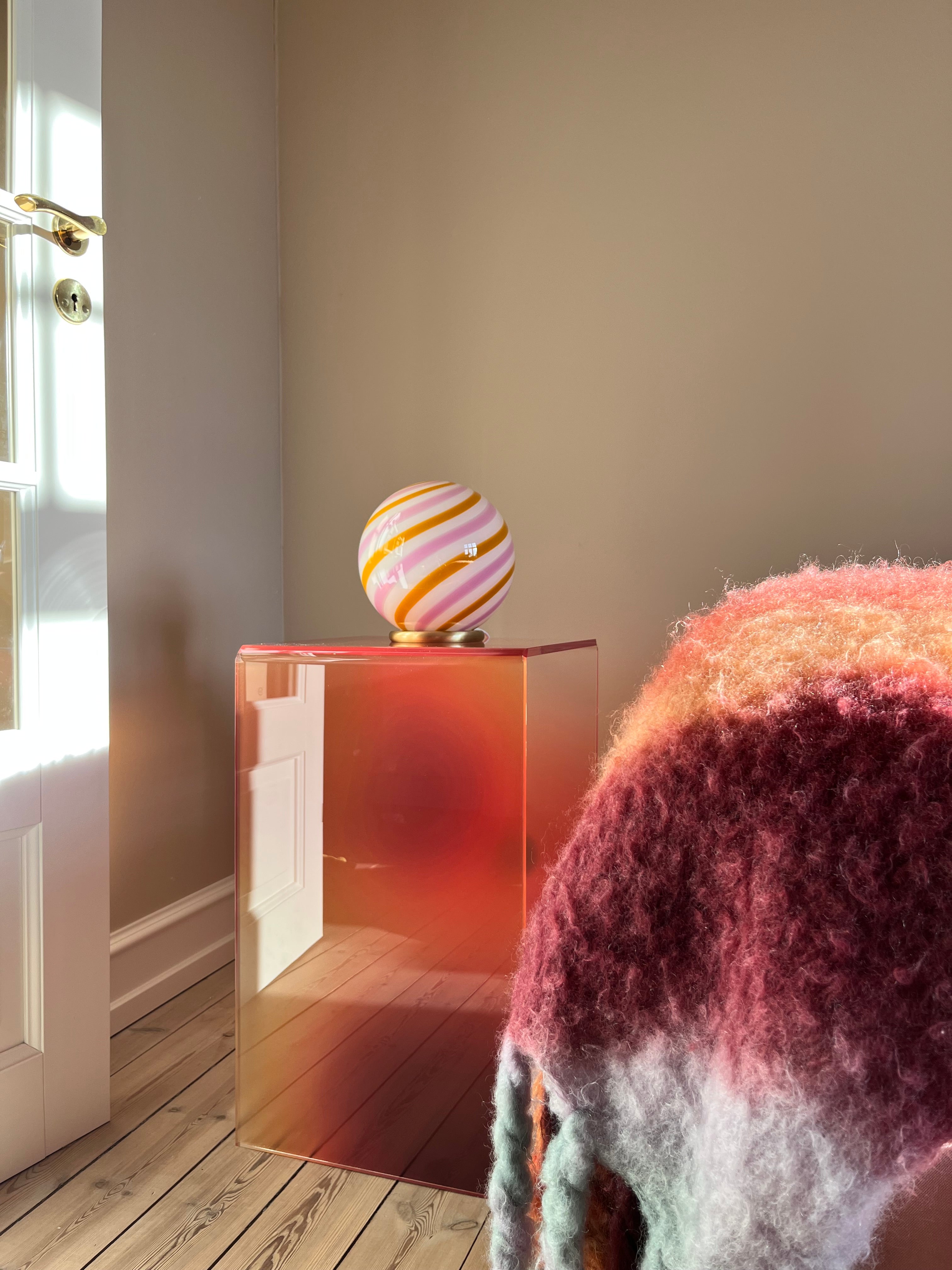 Murano Candy bordslampa gul/ljusrosa swirl D:20 cm