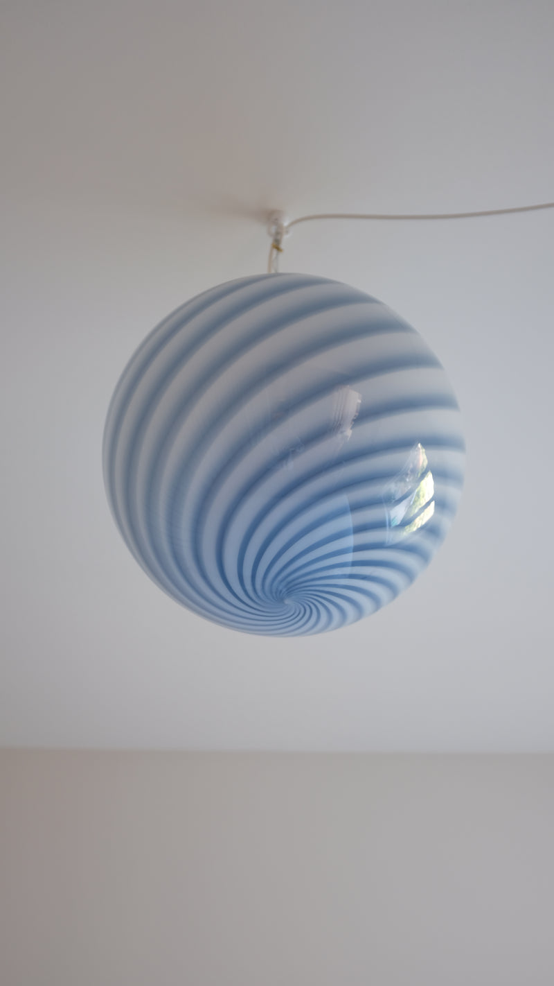 Stor Murano Candy-pendel blå swirl D:40 cm