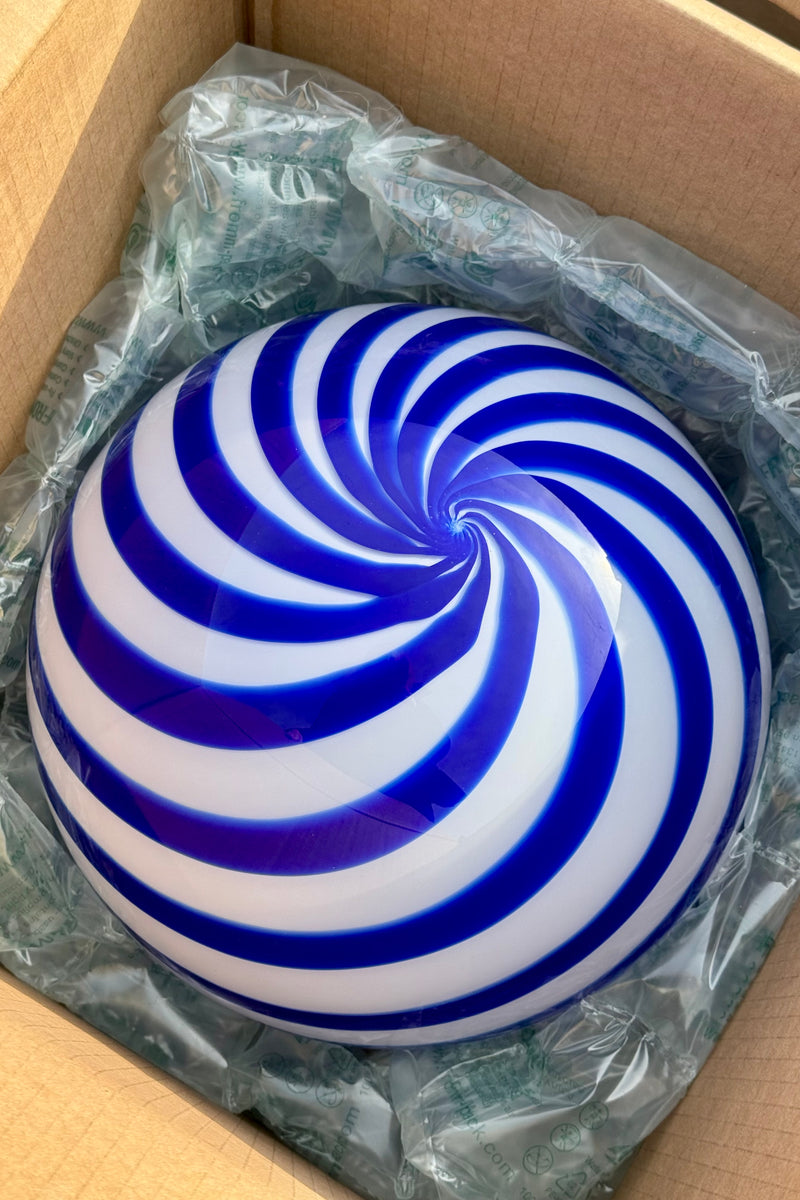 Murano Candy pendel koboltblå/vit swirl D:30 cm