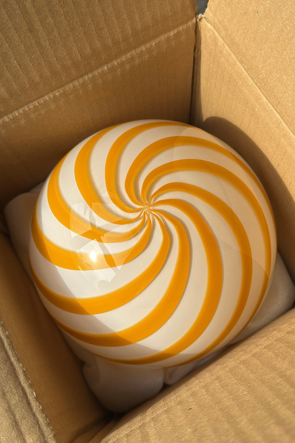 Ny Murano candy pendel loftlampe i en bolsje kombination af gul og hvid swirl. Mundblæst glas i rund form. E27 fatning. Kommer med justerbart ophæng.
Håndlavet i Italien.
D:20 cm