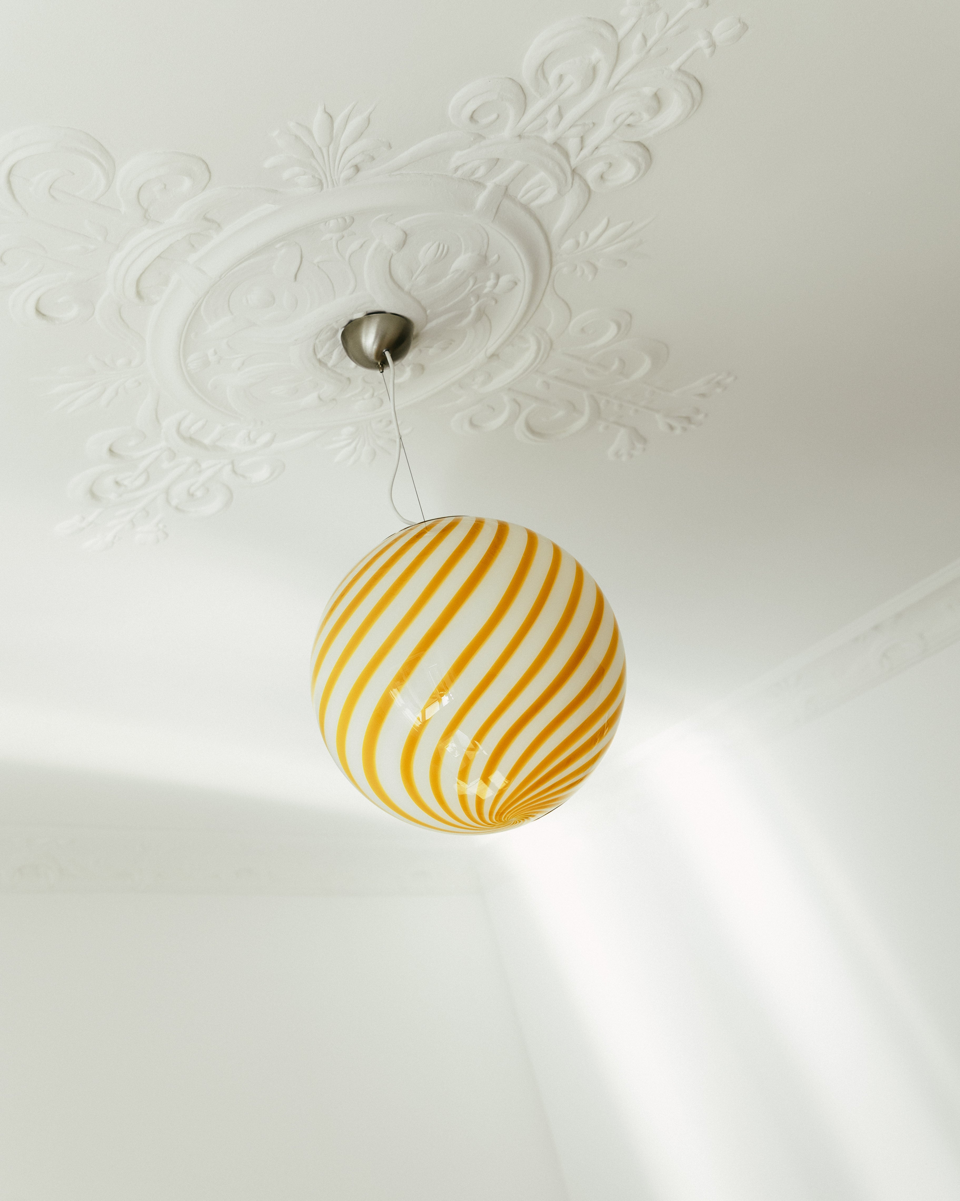 Stor Murano Candy-pendel gul/vit swirl D:40 cm