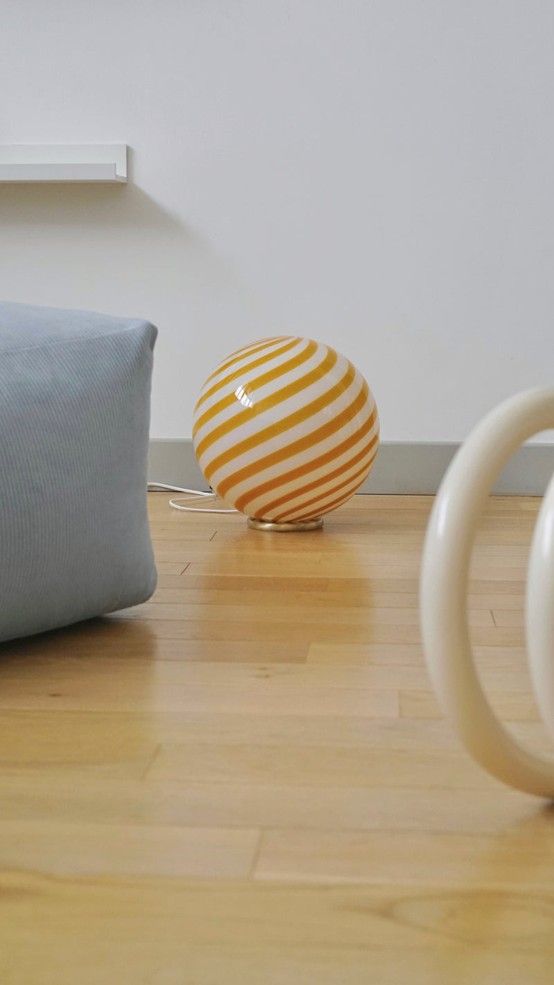 Murano Candy bordslampa gul/vit swirl D:30 cm