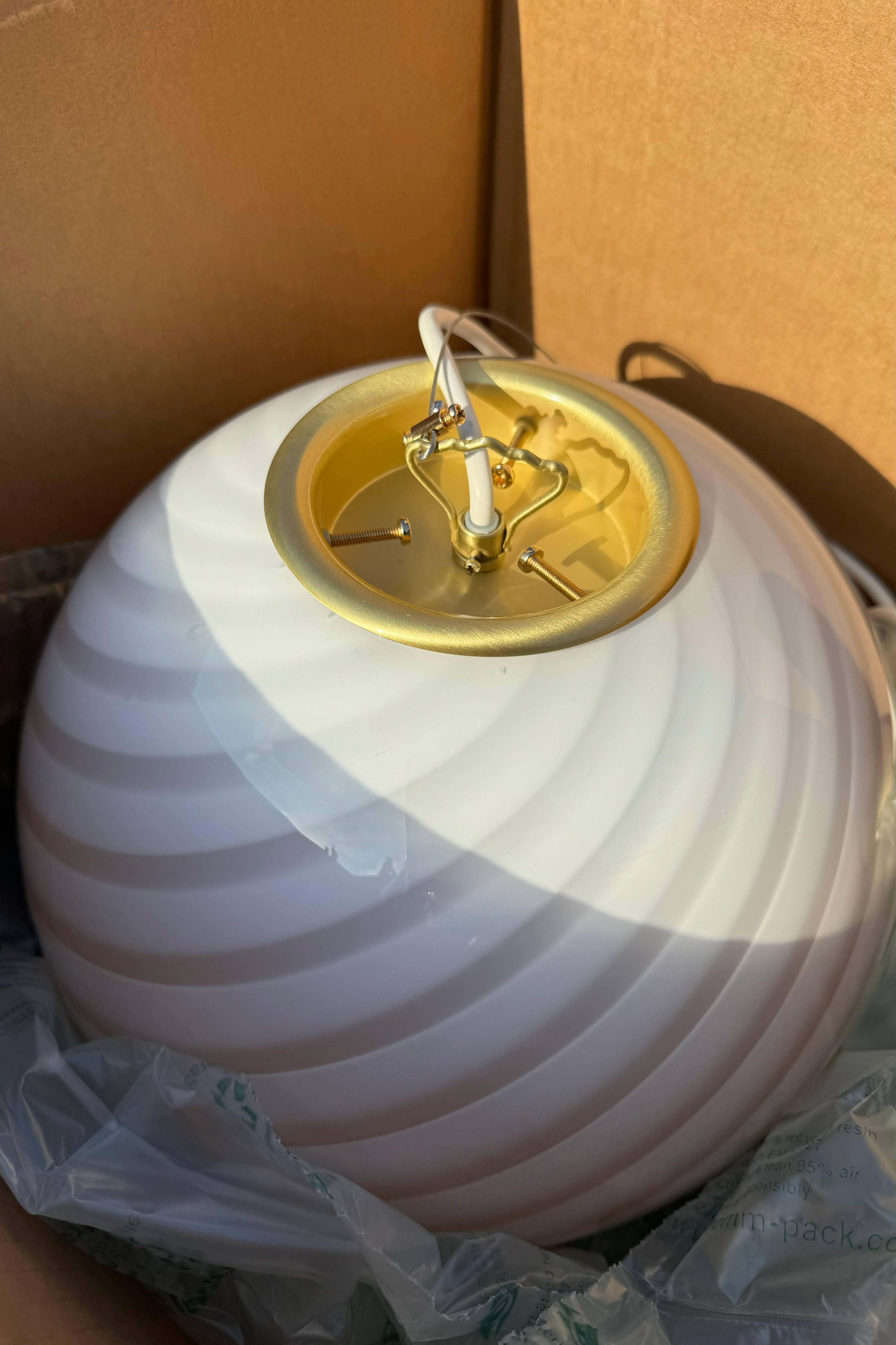 Ny italiensk Murano Candy pendel loftlampe i en fin creme nuance. Mundblæst opal glas med rav inderside i rund form med swirl mønster. Lampen har en blød nuance, der lyser op i en varm tone. E27 fatning. Kommer med justerbart ophæng.
Håndlavet i Italien.