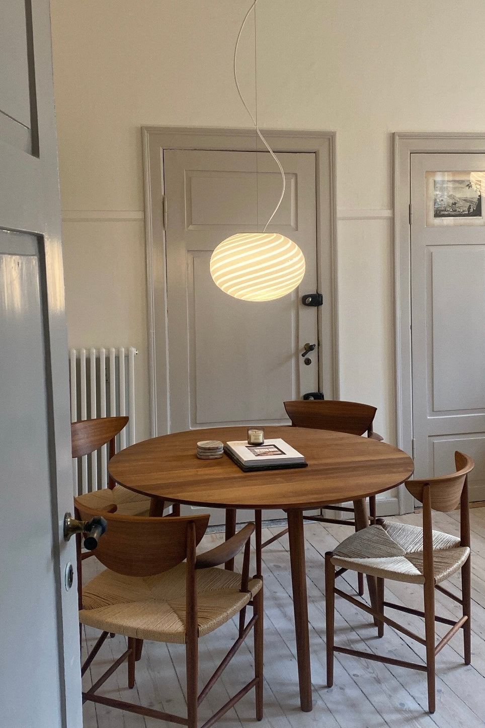 Italiensk Murano pendel loftlampe i hvid opal glas med swirl mønster.   Glasset er mundblæst af en af de mest anerkendte Murano Maestros på et familiedrevet værksted. Udarbejdet efter traditionsrige Murano glaspuster teknikker med en fantastisk swirl. D:35 cm