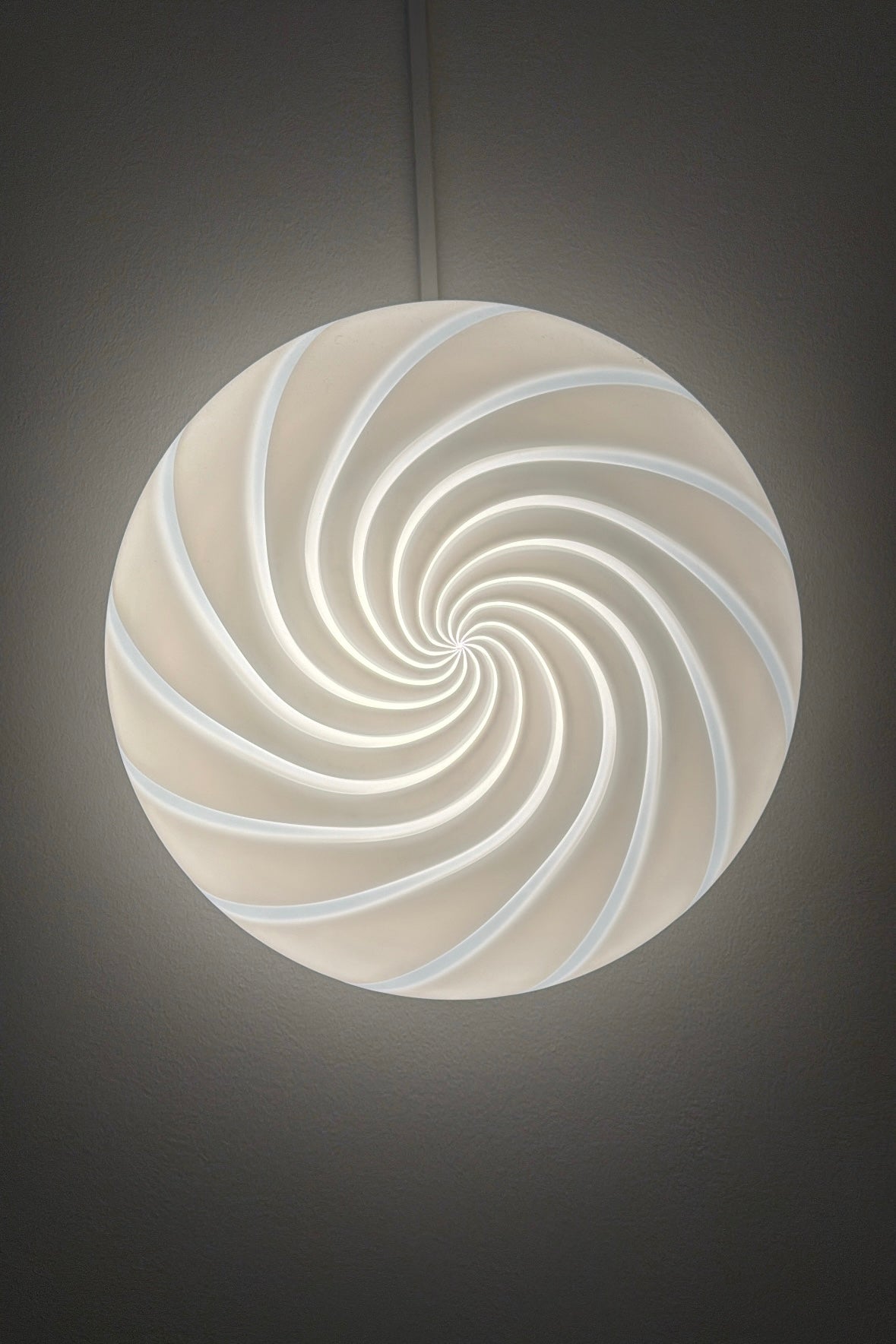 Italiensk Vetri Murano plafond loftlampe / væglampe i hvid opal glas med swirl.   Glasset er mundblæst af en af de mest anerkendte Murano Maestros på et familiedrevet værksted. Udarbejdet efter traditionsrige Murano glaspuster teknikker i en original form fra 1970'erne. Bagplade er håndformet i messing og ligeledes produceret i Italien på et familiedrevet metalkunstværksted. GX53 fatning.  D:30 cm H:11 cm