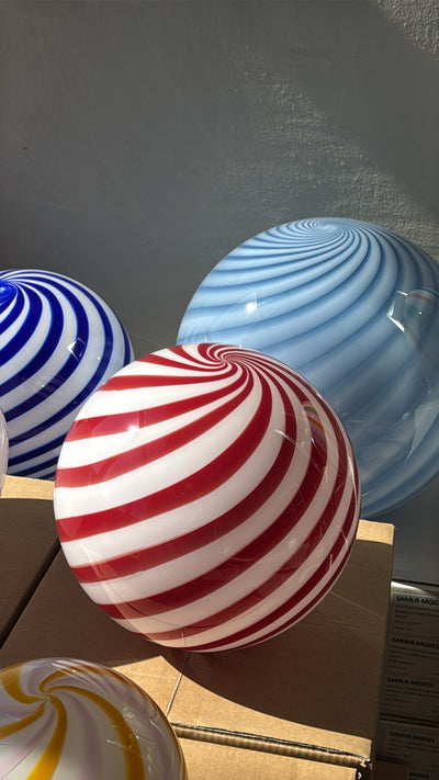 Murano Candy pendel bordeaux röd/vit swirl D:30 cm