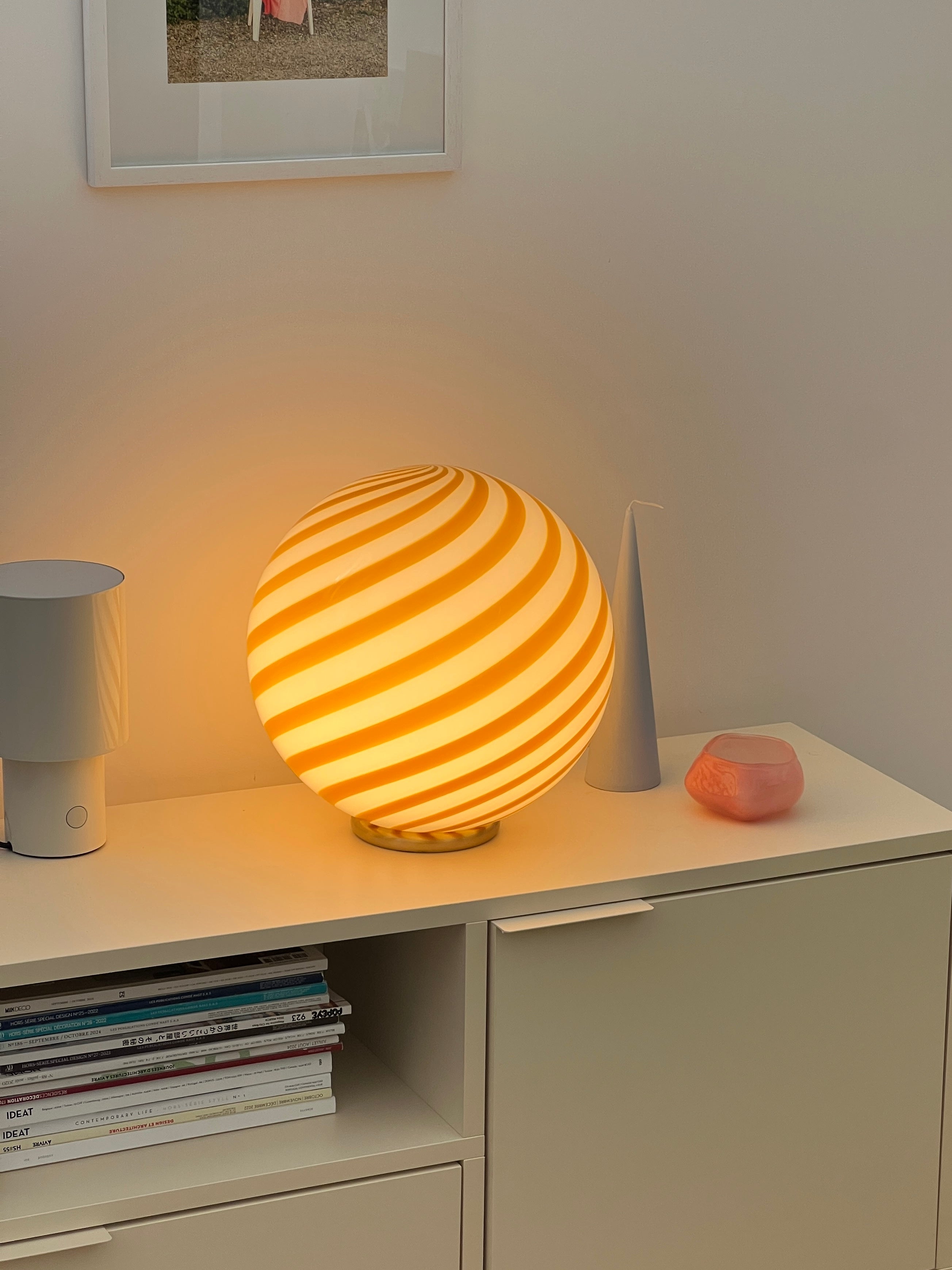 Murano Candy bordslampa gul/vit swirl D:30 cm