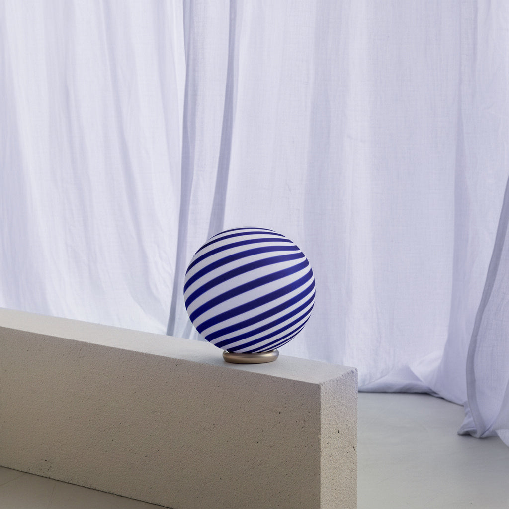 Murano Candy bordslampa koboltblå/vit swirl D:30 cm