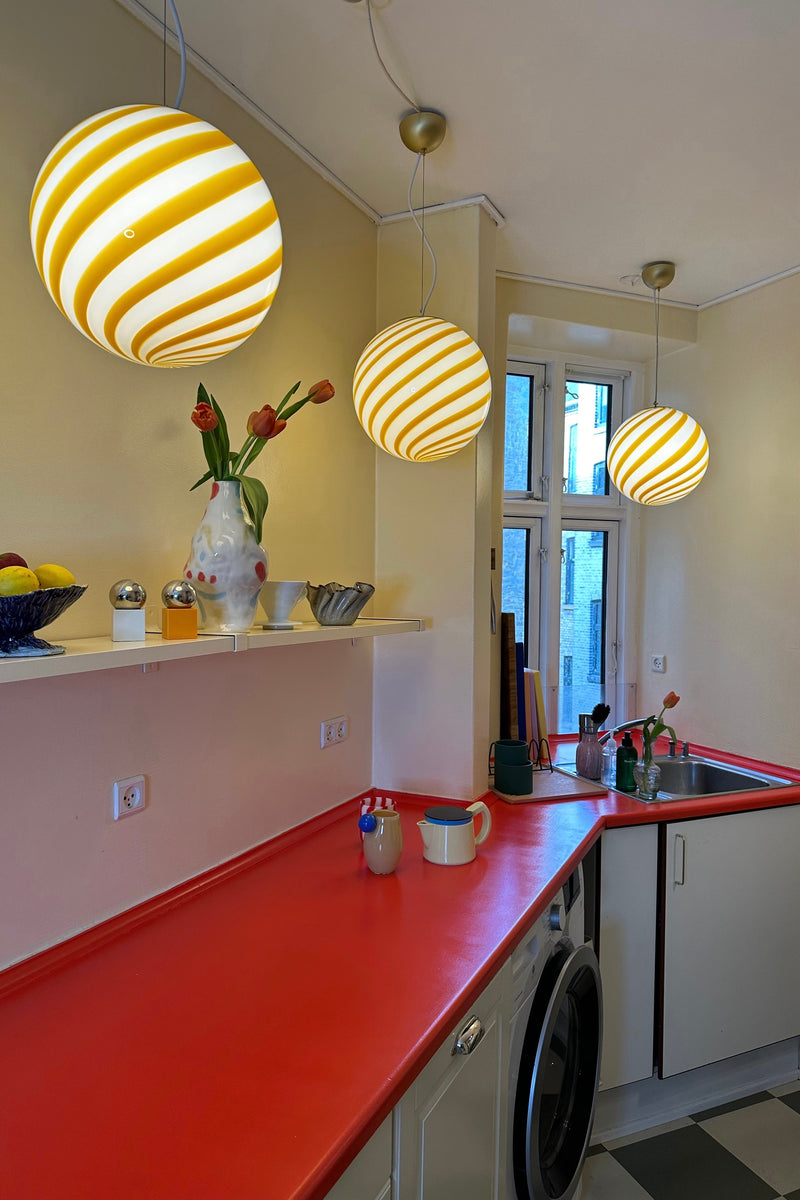 Murano Candy pendel gul/vitt swirl D:30 cm