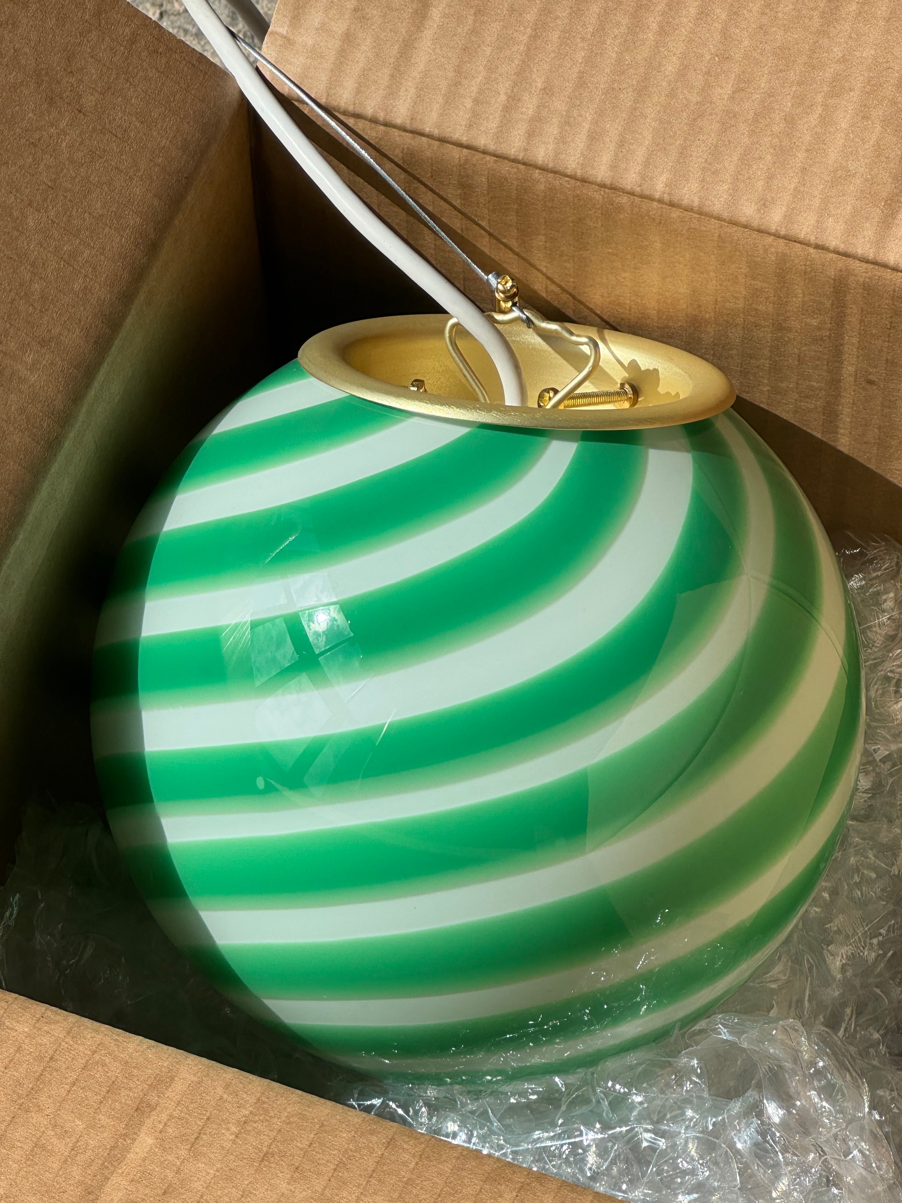 Ny Murano candy pendel loftlampe i en bolsje kombination af grøn og hvid. Mundblæst glas i rund form med swirl. E27 fatning. Kommer med justerbart ophæng.
Håndlavet i Italien.
D:20 cm
Vægt ca. 1 kg.