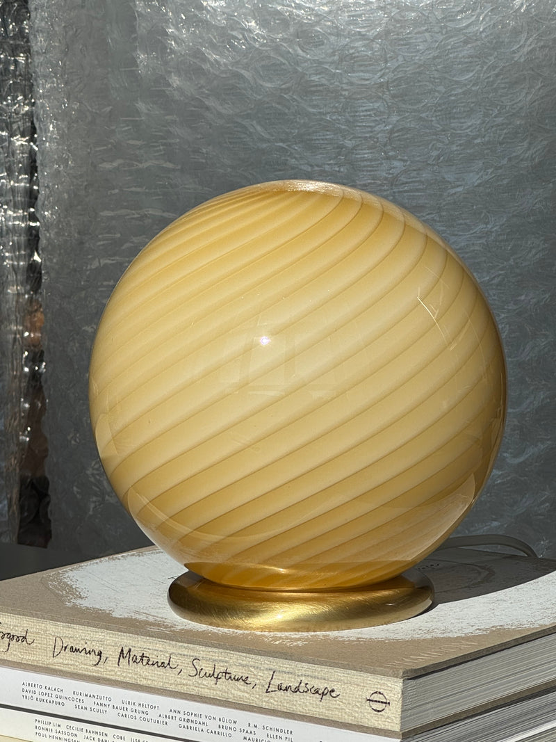 Murano Candy bordslampa gul swirl D:20 cm