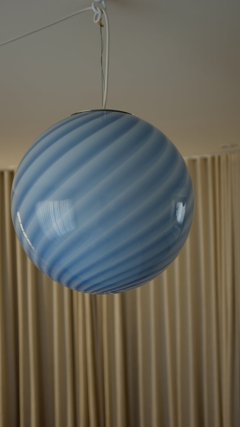 Stor Murano Candy-pendel blå swirl D:40 cm