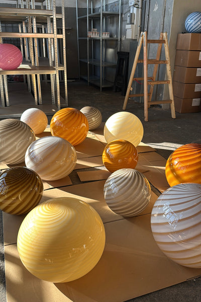 Stor Murano Candy oval pendel karamell kräm swirl D:40 cm