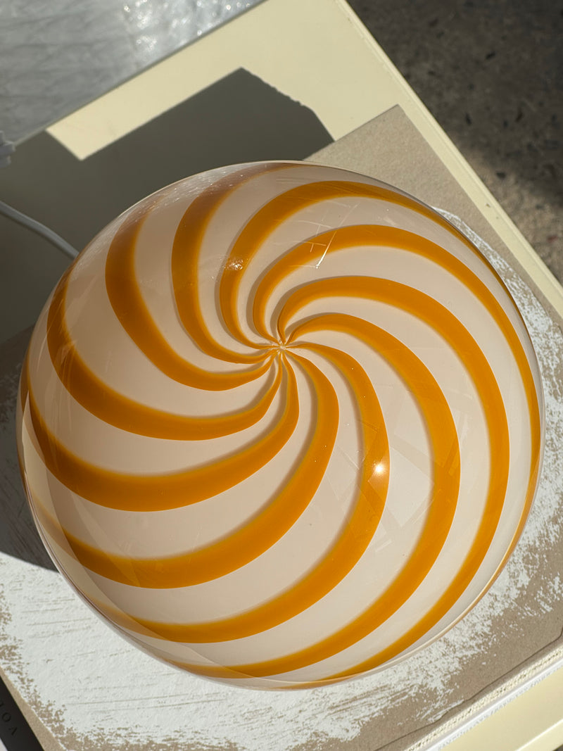 Murano Candy bordslampa gul/vit swirl D:20 cm