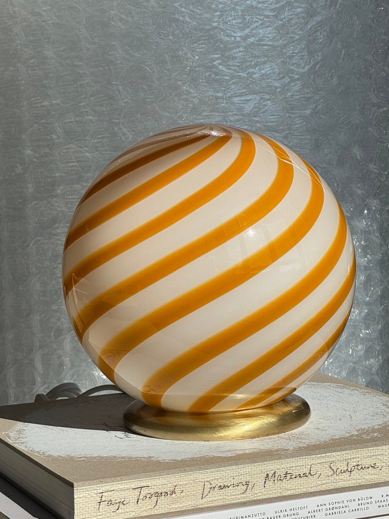 Murano Candy bordslampa gul/vit swirl D:20 cm
