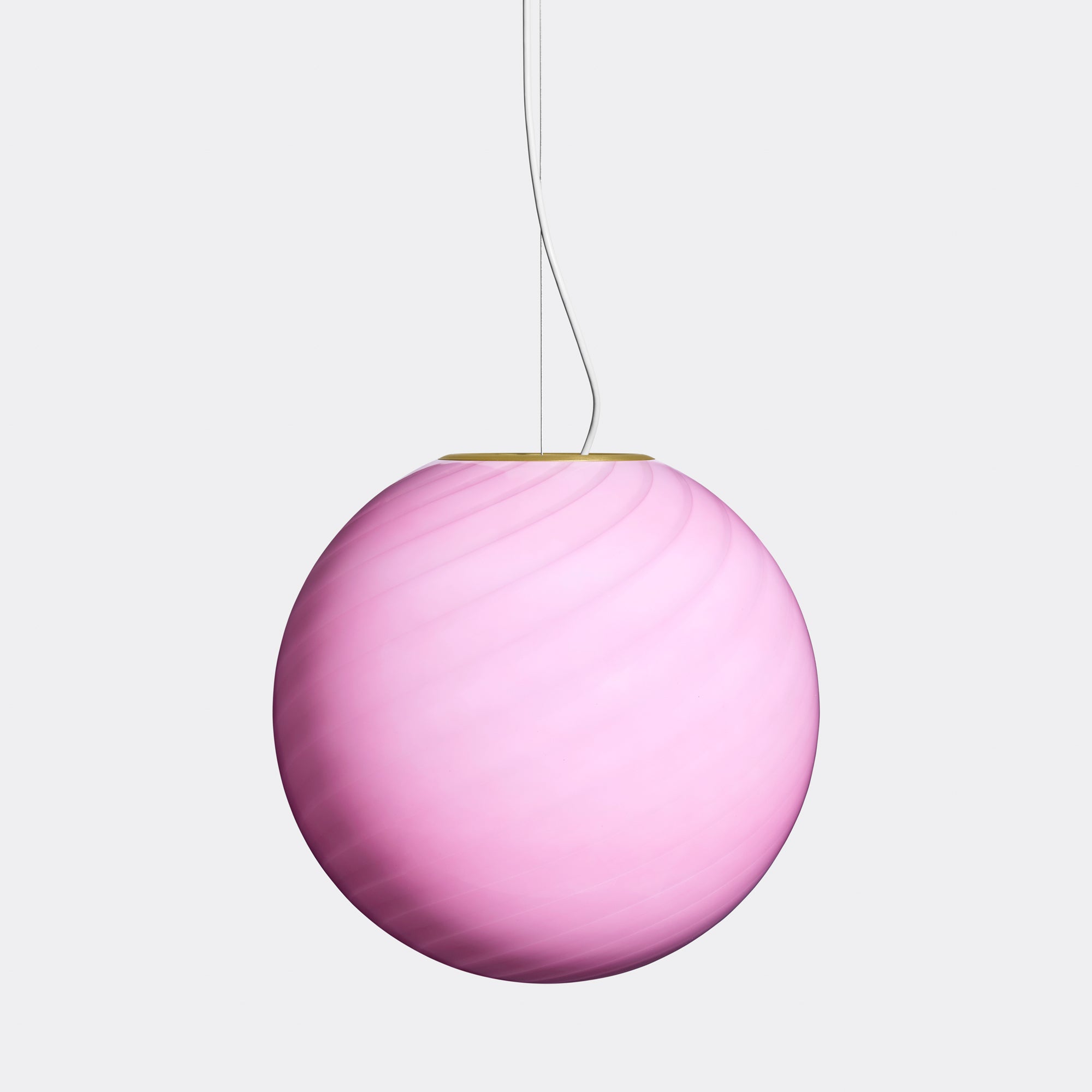 Stor ny Murano Candy pendel loftlampe i opalglas med overflade i den mest fantastiske i bubble gum pink lyserøde nuance. Mundblæst glas i rund form med swirl mønster. E27 fatning. Kommer med justerbart ophæng.