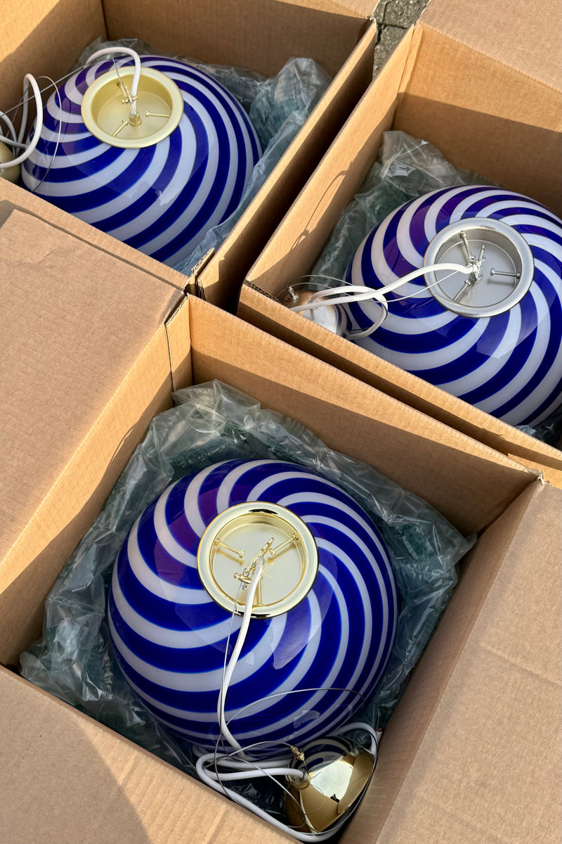 Murano Candy pendel koboltblå/vit swirl D:30 cm