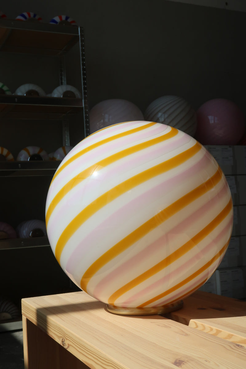 Murano Candy golvlampa gul/ljusrosa swirl D:40 cm
