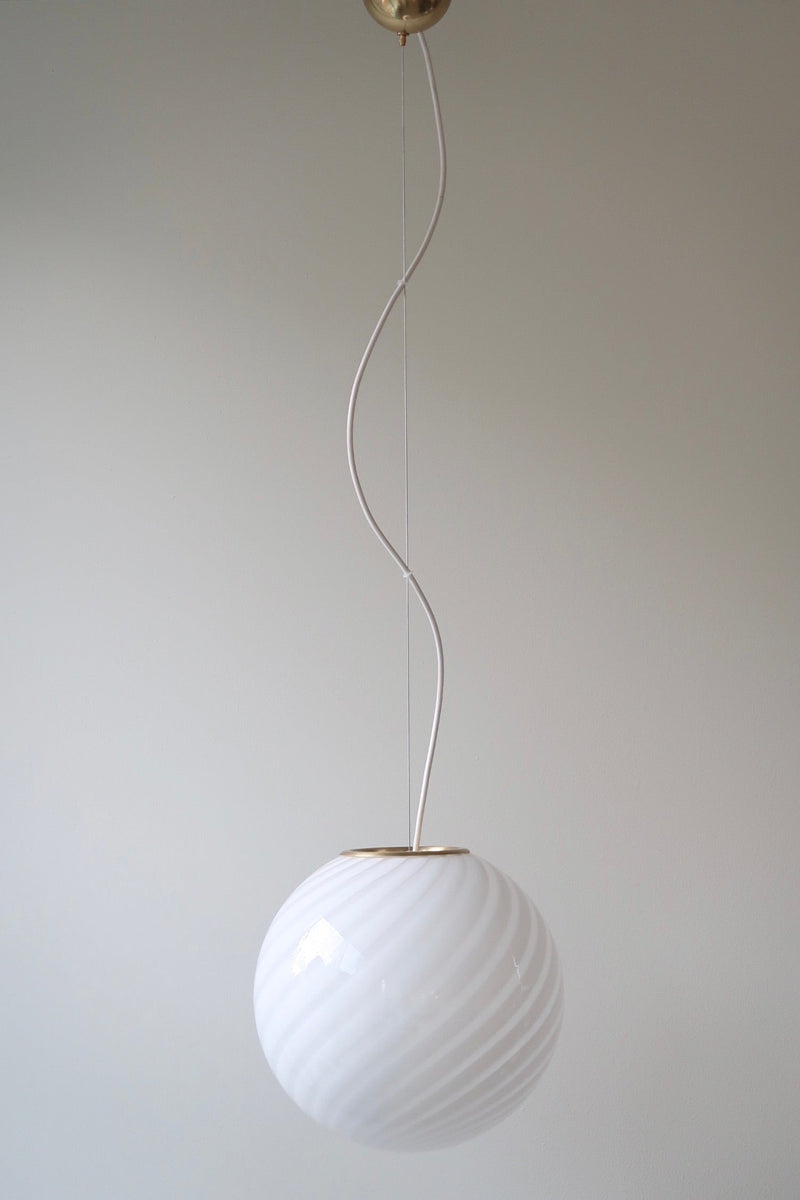 Murano Candy pendel vit swirl D:30 cm