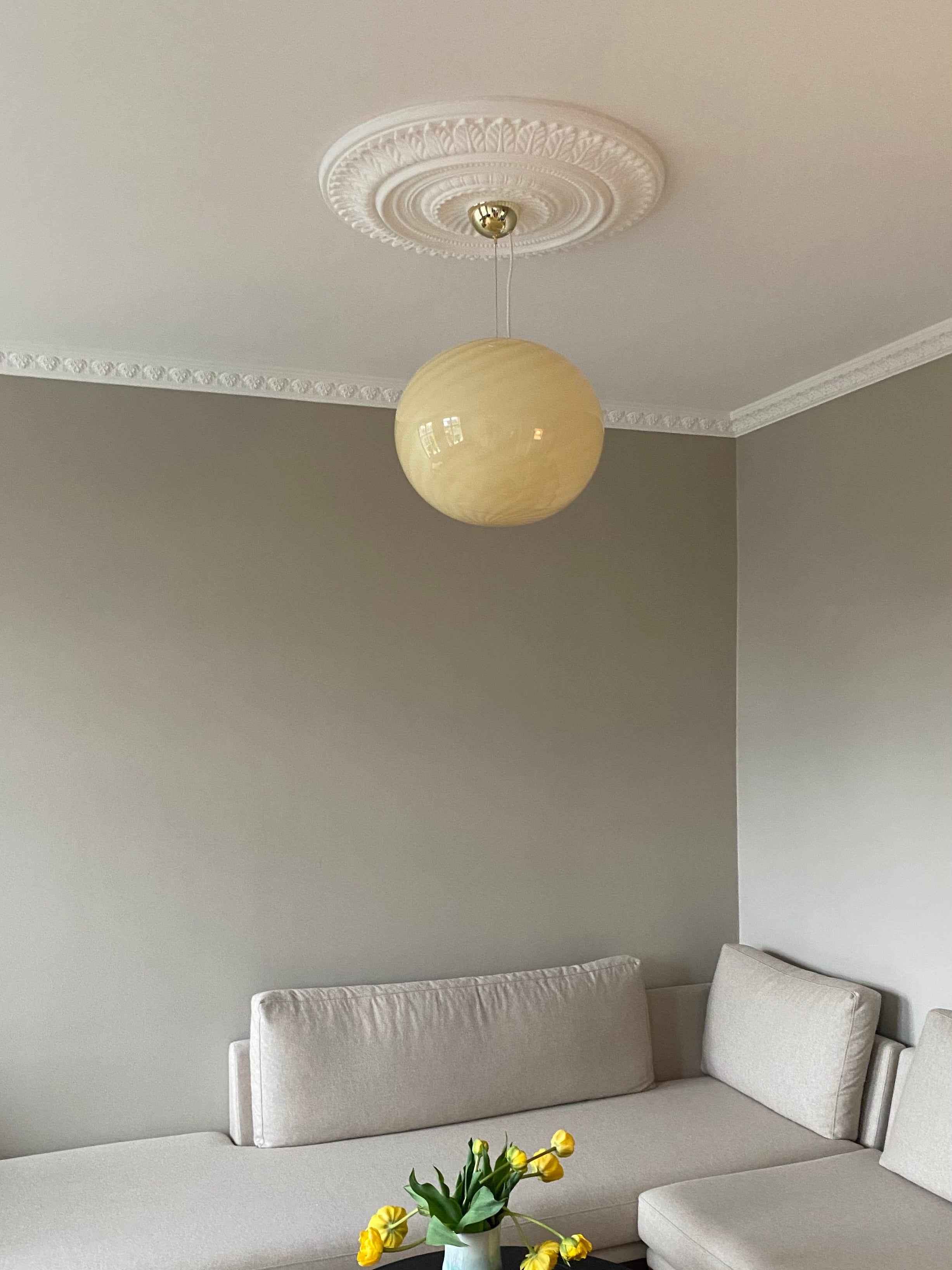 Stor ny italiensk Murano Candy pendel loftlampe i en smuk blød gul nuance. Mundblæst glas i oval form med swirl mønster. E27 fatning. Kommer med justerbart ophæng.
Håndlavet i Italien.