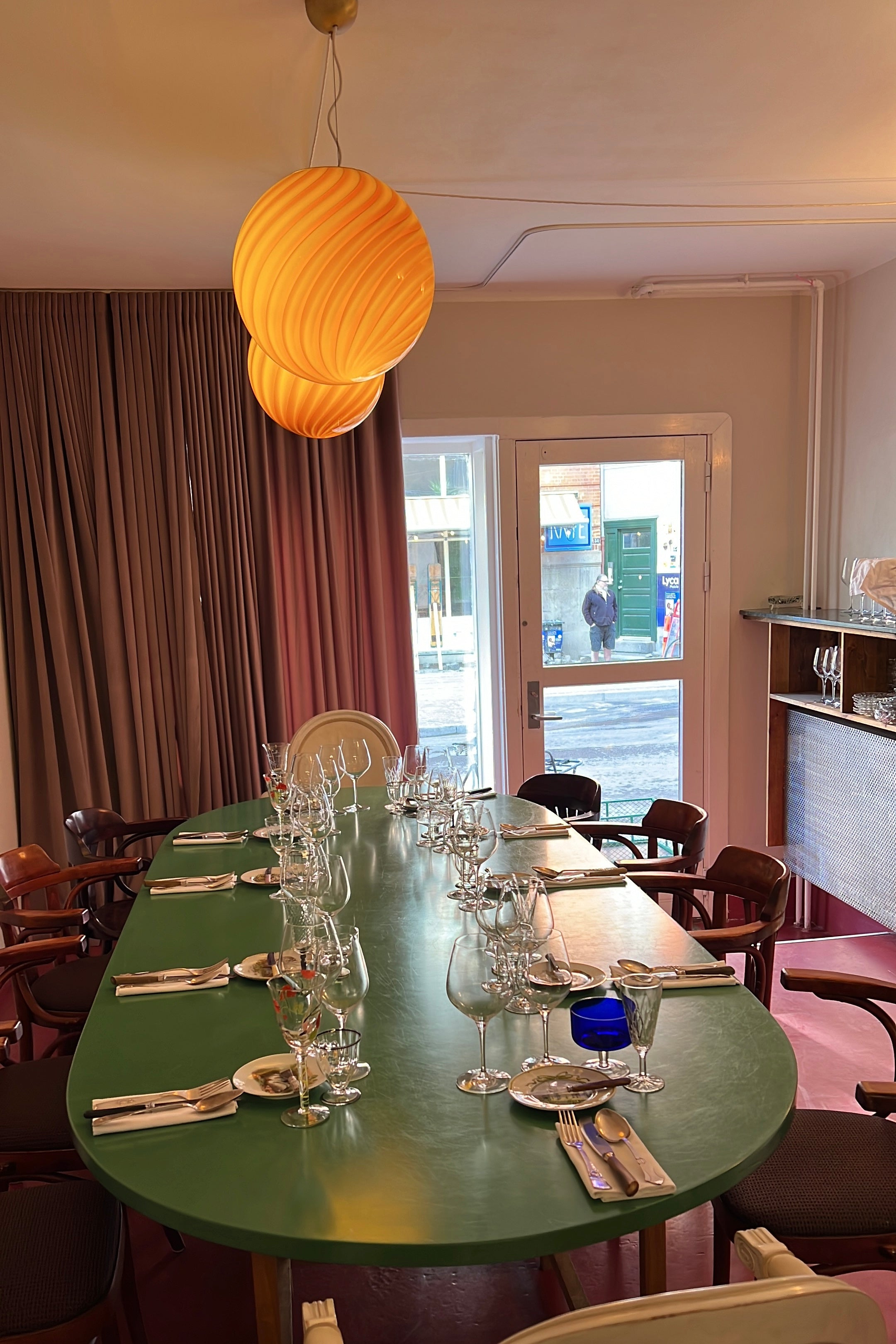 Italiensk Murano candy pendel loftlampe i brændt orange / rav glas med swirl mønster.   Glasset er mundblæst hos en italiensk glaspuster familie, som arbejder i eget værksted. Udarbejdet efter traditionsrige Murano glaspuster teknikker. D:40 cm   Størrelsen er perfekt som spisebordslampe eller midt i en stue.