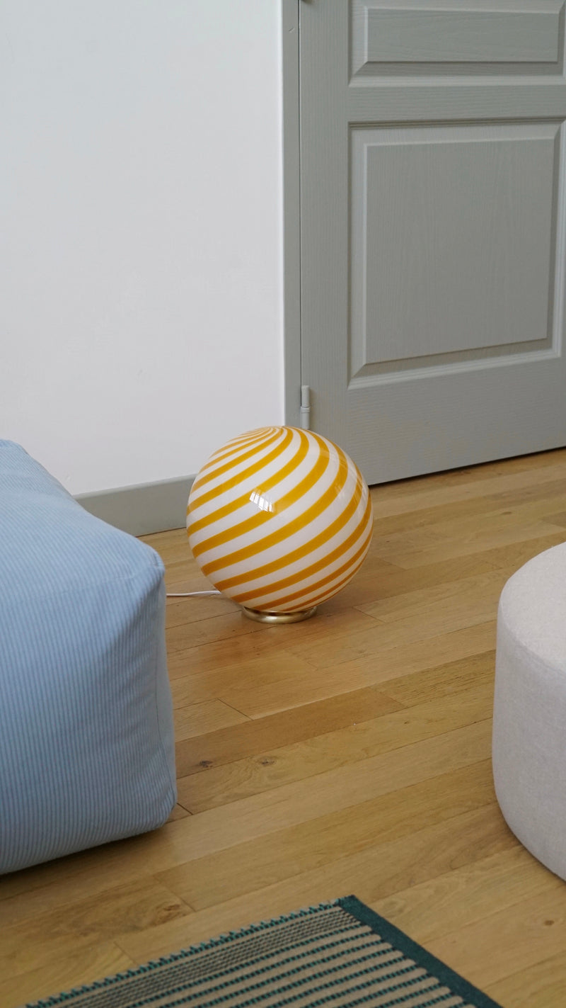 Murano Candy bordslampa gul/vit swirl D:30 cm