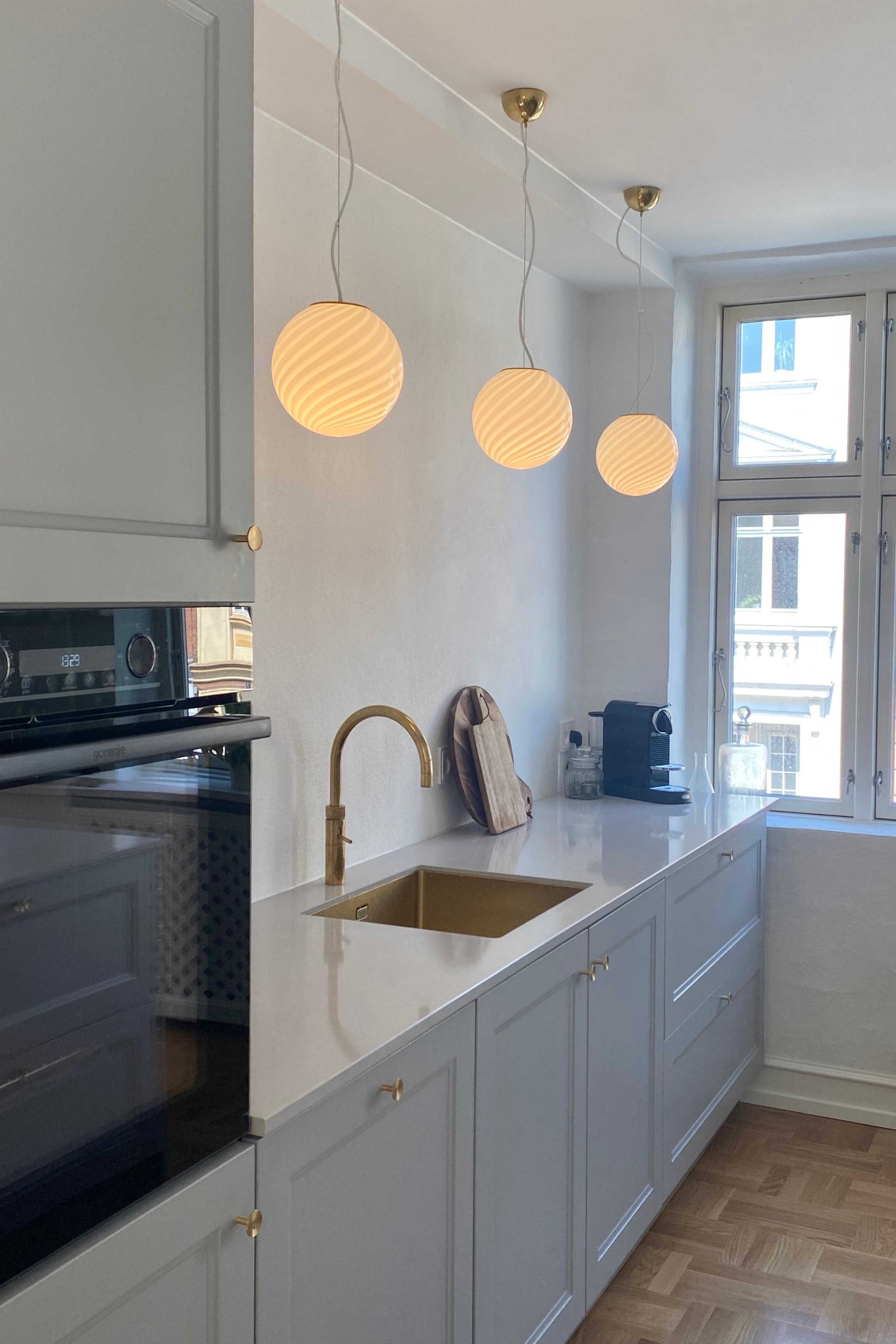 Ny Murano candy pendel loftlampe i hvid swirl. Mundblæst glas i rund form. E27 fatning. Kommer med justerbart ophæng.
Håndlavet i Italien.
D:20 cm