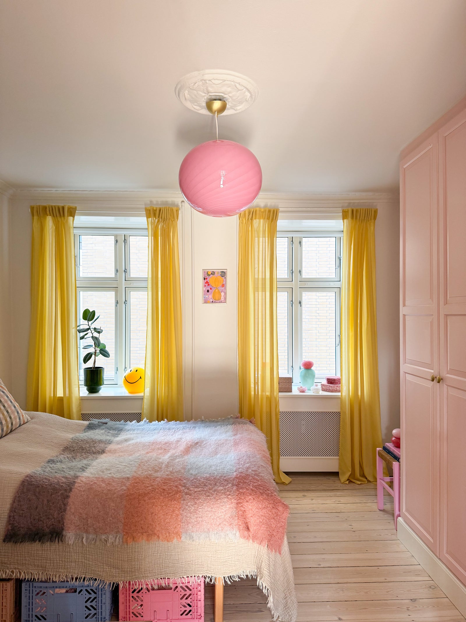 Stor ny Murano Candy pendel loftlampe i opalglas med overflade i den mest fantastiske i bubble gum pink lyserøde nuance. Mundblæst glas i oval form med swirl mønster. E27 fatning. Kommer med justerbart ophæng.
Håndlavet i Italien
D:40 cm