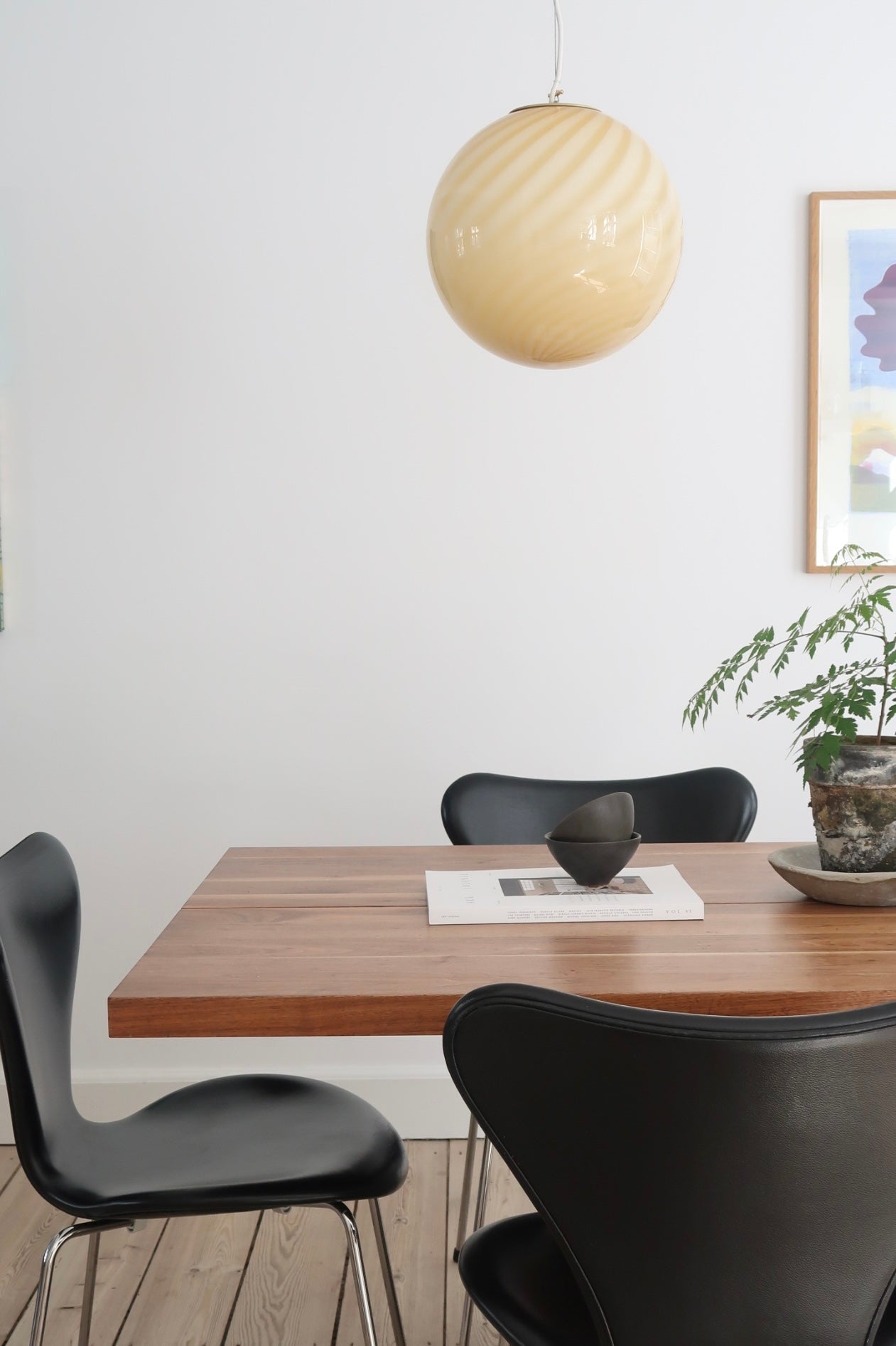 Ny italiensk Murano candy pendel loftlampe i en smuk blød gul nuance. Mundblæst glas i rund form med swirl mønster. E27 fatning. Kommer med justerbart ophæng. Håndlavet i Italien.
D:30 cm