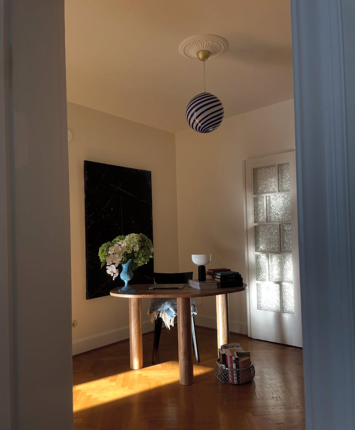 Murano Candy pendel koboltblå/vit swirl D:30 cm