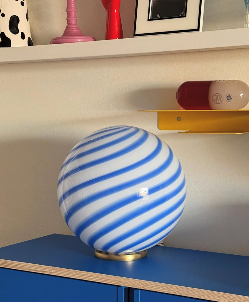 Murano Candy bordslampa blå/vit swirl D:30 cm