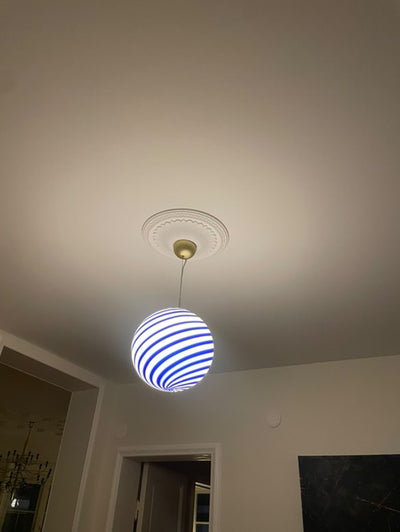 Murano Candy pendel koboltblå/vit swirl D:30 cm