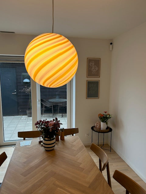 Stor Murano Candy pendel gul/lyseröd swirl D:40 cm