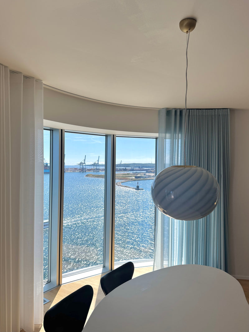 Stor Murano Candy oval pendel lyseblå swirl D:40 cm