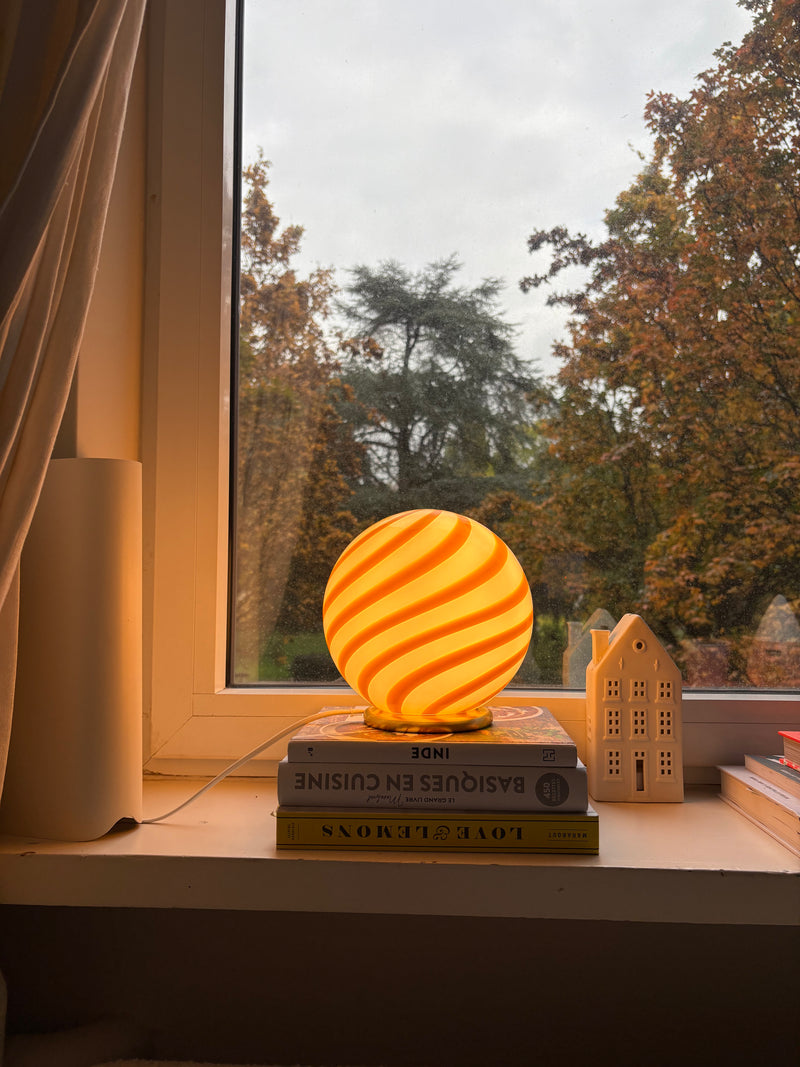 Murano Candy bordslampa gul/vit swirl D:20 cm