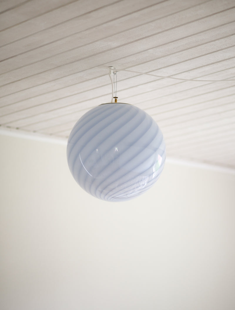 Stor Murano Candy pendel ljusblå swirl D:40 cm