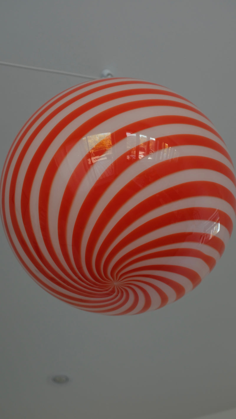 Stor Murano Candy pendel röd/vit swirl D:40 cm