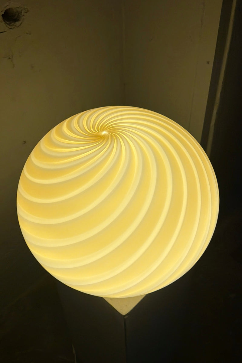 Murano Candy oval golvlampa gul swirl D:40 cm