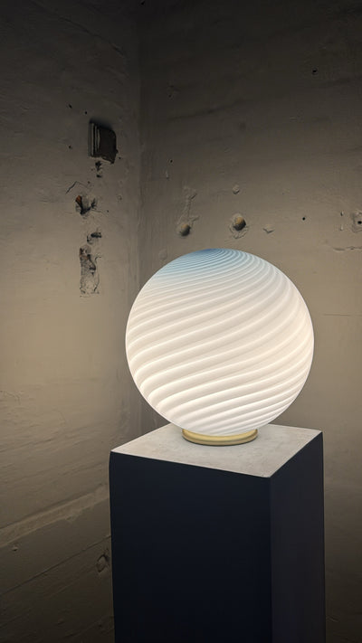 Murano Candy tafellamp lichtblauw swirl D:30 cm