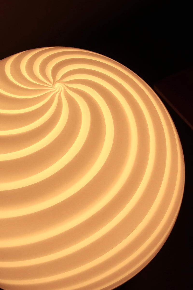 Murano Candy Bordlampe weiß Swirl D:20 cm