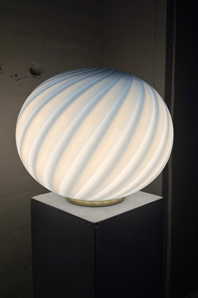 hellblauer Murano Stehleuchte mit Wirbelmuster, rundem Design und weichem Licht auf einem Sockel