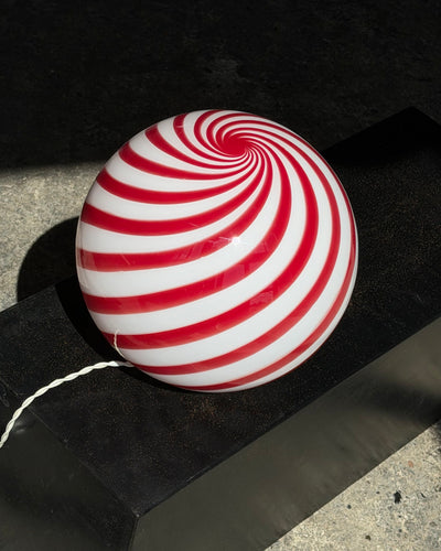 Murano Candy Tischlampe bordeauxrot/weiß Swirl D:30 cm