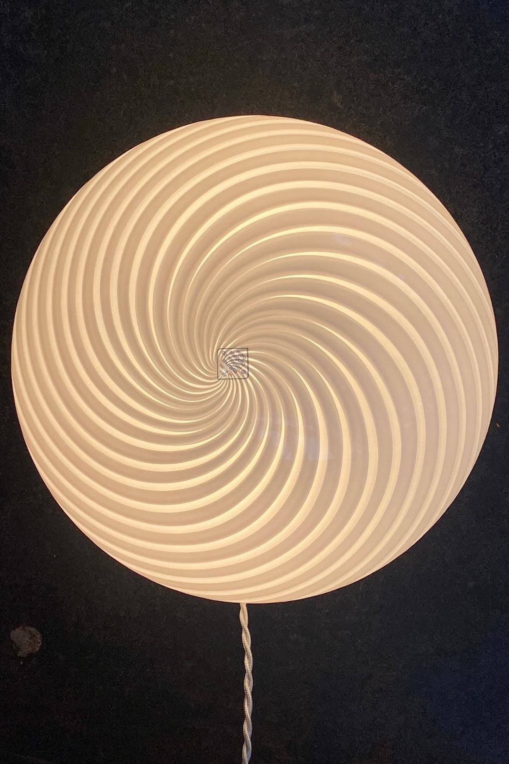 Ubrugt (ny) vintage Murano plafond lampe i glas med hvid swirl mønster. Kan både bruges som loftlampe eller som væglampe. 2x E27 fatning. Håndlavet i Italien, 1970erne, og kommer med ny hvid metal bagside. Flere med originalt klistermærke.  D:36 cm H:17 cm